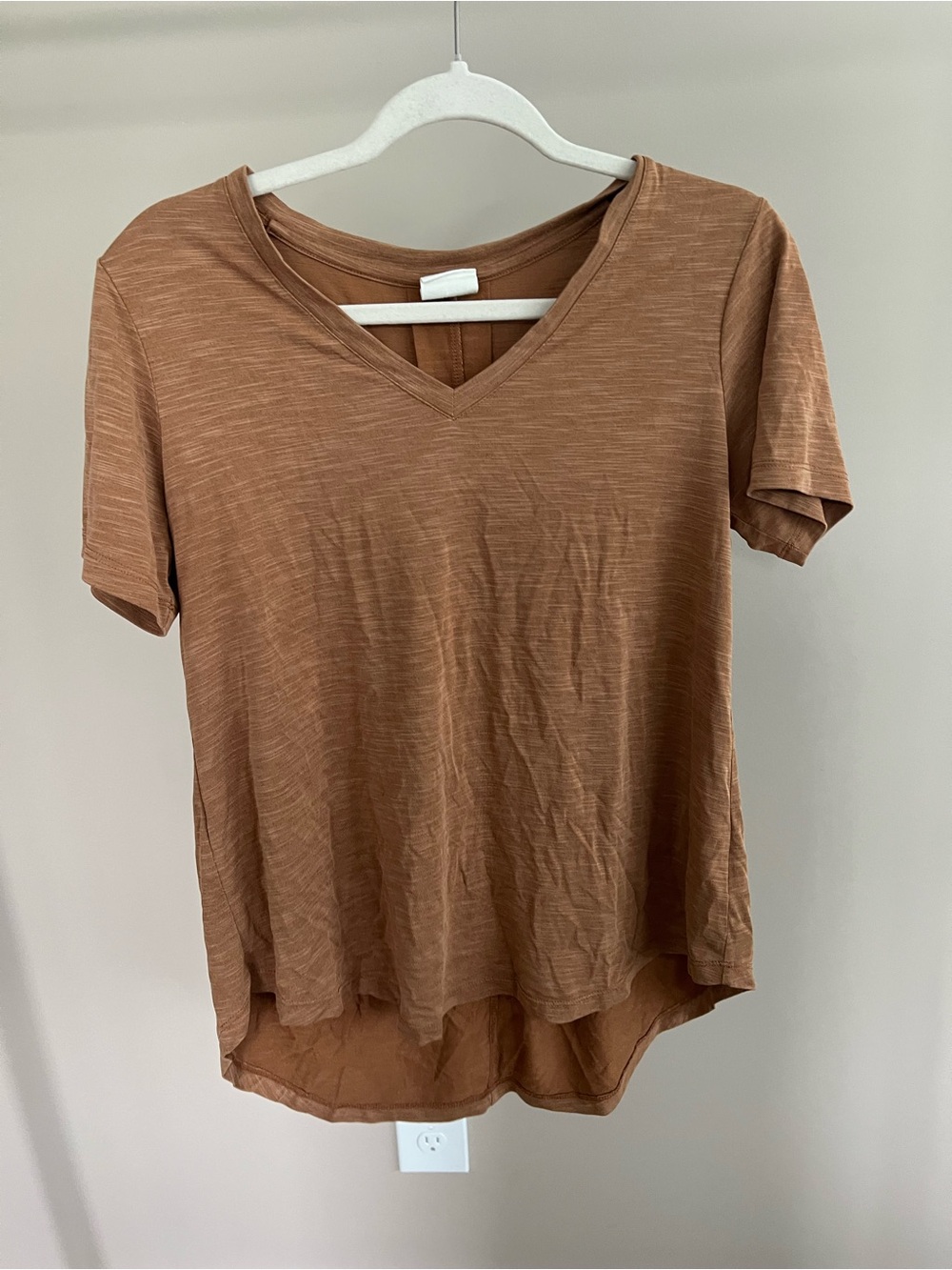 Mod Ref Short Sleeve V-Neck Tee in Warm Brown